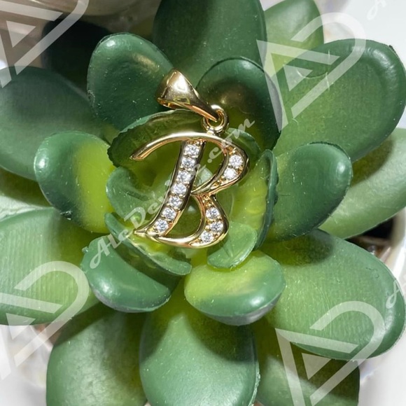 B Initial Pendant (gold plated) - Picture 4 of 9